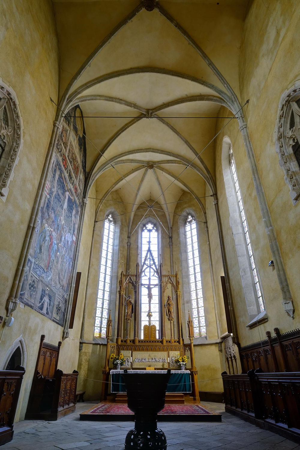 Chor mit Altar und Rosenauer Fresko